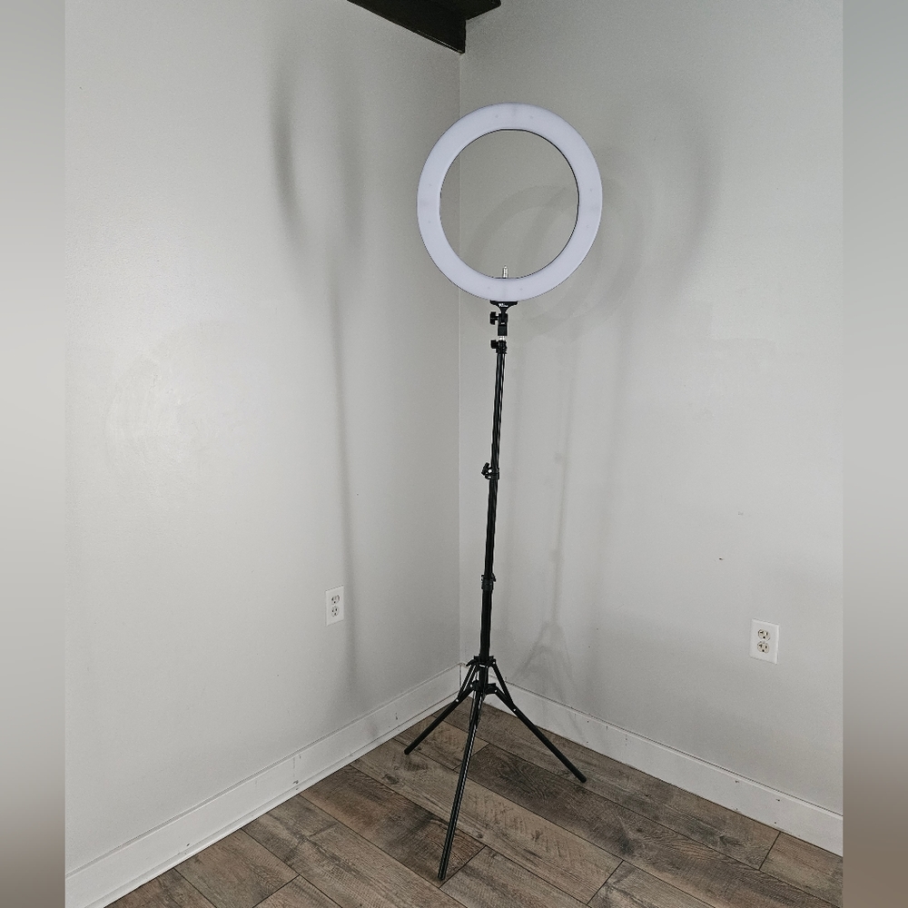 New in box AMZ 18" Ring Light